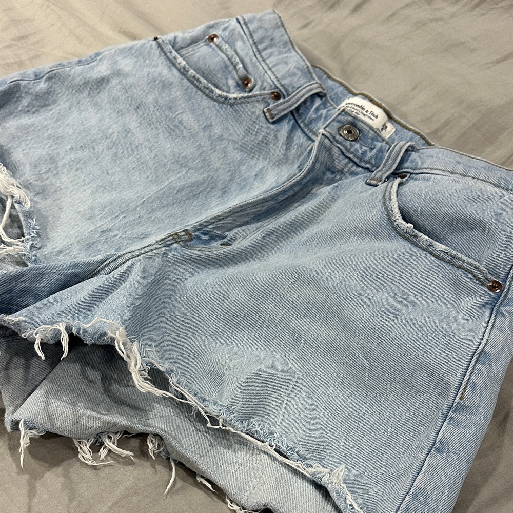 Abercrombie & Fitch 90’s Relaxed Cutoff Short High Rise Distressed Jean Shorts - Picture 5 of 5